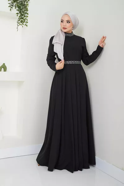 Evening dress with belt and collar stone 