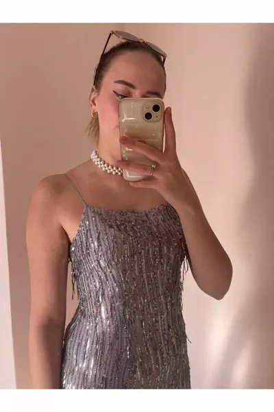 المرأة في فستان قصير بالترتر باللون الرمادي الداكن