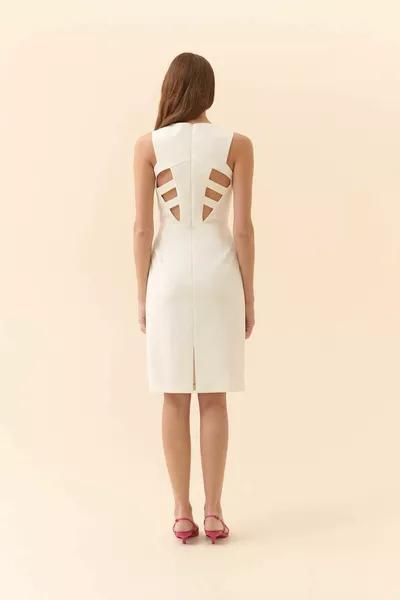 Abito midi dettagliato ecru tagliato sulla schiena 