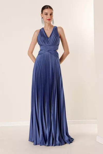 Талия и гръб Ниско изрязана подплатена плисирана дълга сатенена рокля INDIGO