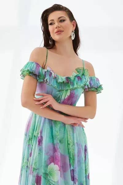 فستان سهرة طويل مشرب باللون الأخضر مع قصة منخفضة الظهر