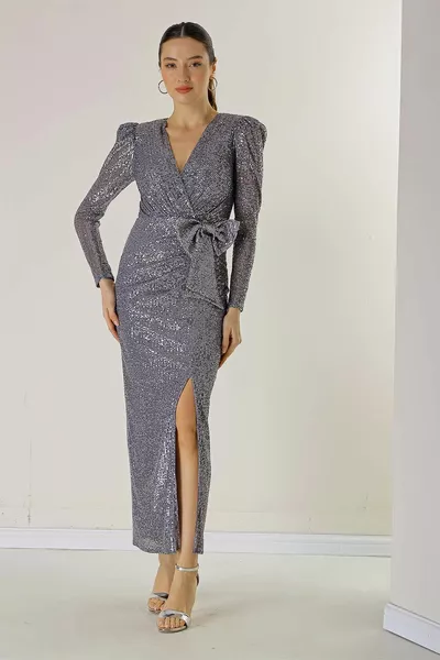 فتحة رقبة مزدوجة الصدر بعقدة وخصر وفستان بفتحة