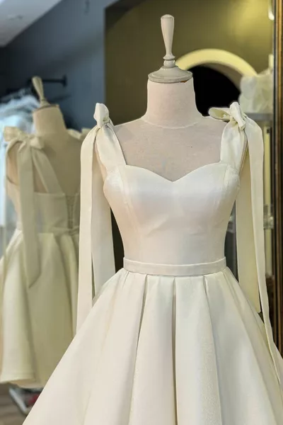 أبيض الكتف التعادل البسيطة الساتان مساء اللباس وسهرة اللباس