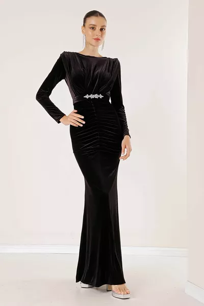 Длинное бархатное платье с плиссированным поясом спереди