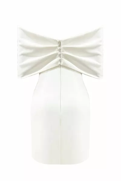 Mini-Abendkleid mit breitem Ausschnitt und überschnittenen Schultern und Schlitz