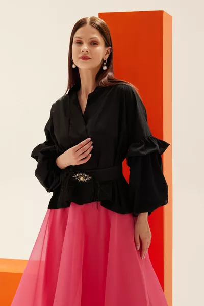 Брошка Подробна черна блуза