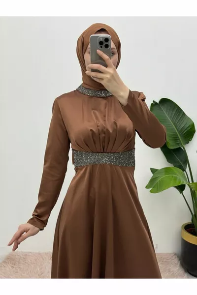 Атласное вечернее платье с каменной деталью на воротнике и талии