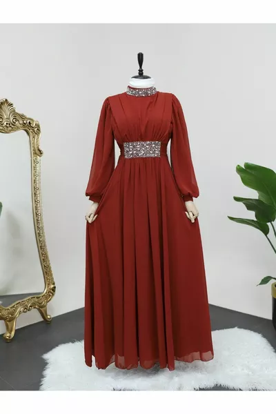 Шифоновое вечернее платье с каменной деталью на воротнике и талии