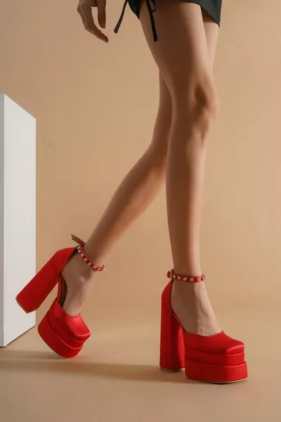 Cheville en satin rouge Stone Platform Chaussures Femme Figos