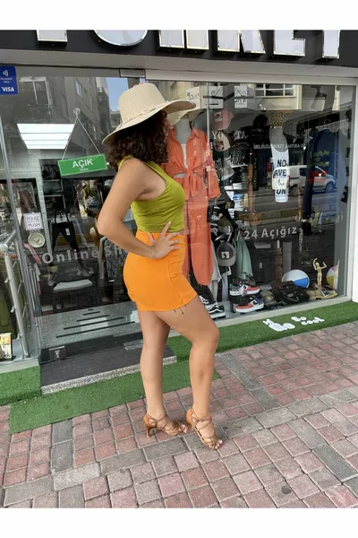 تنورة قصيرة مطوي