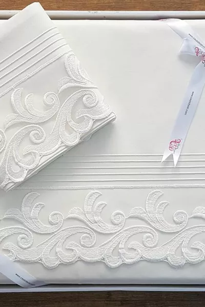 Французское постельное бельё Belinda с рюшами и отделкой кремового цвета 