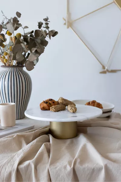 Marmeren ronde witte serveerschaal van  cm met metalen poot