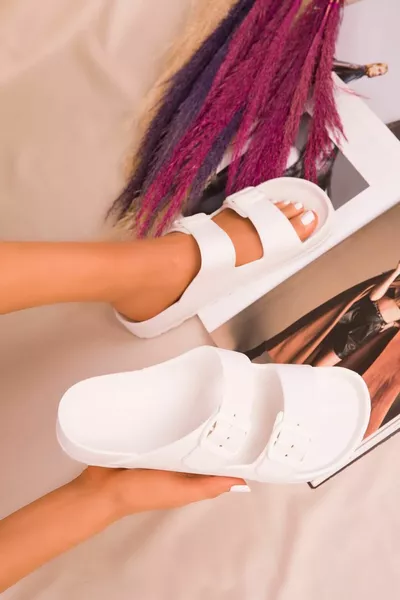 المرأة مزدوجة مشبك عارضة عارضة أزياء المهر شاطئ البحر بركة النعال