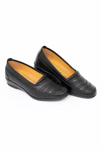 المرأة السوداء العظام الجلود وحيد عارضة أحذية أمي