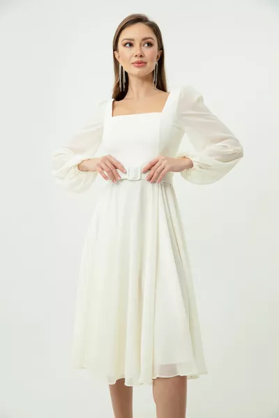 Robe de soirée en mousseline de soie midi ceinturée à col carré écru pour femme