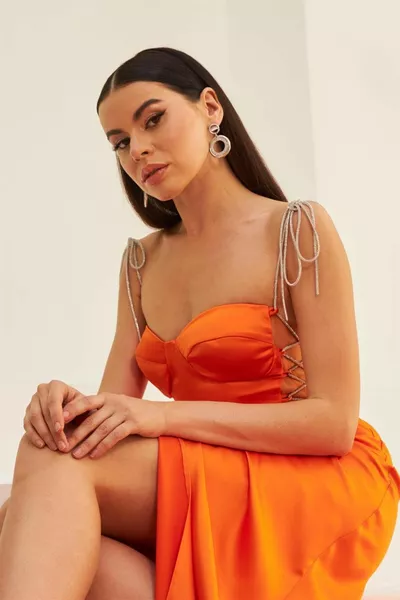 Robe de soirée longue en satin orange et robe d’invitation