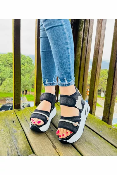 صنادل رياضية مبطنة بكعب أبيض وأسود نسائي بالحجارة