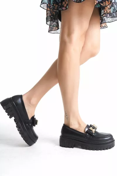 سيرينا تراك حذاء لوفر أسود مع مشبك ذهبي