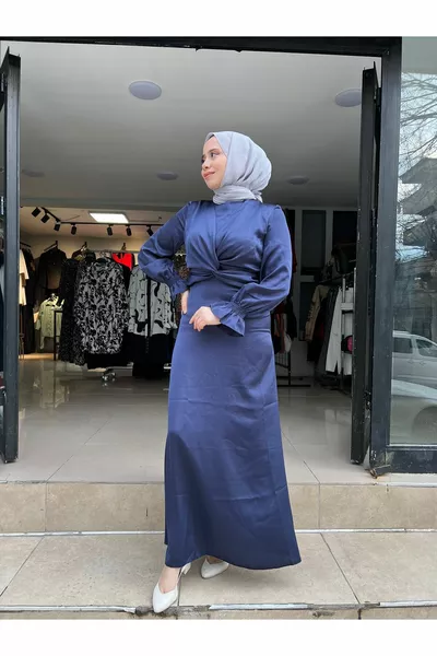 Satijnen avondjurk met mouw tepel voorkant detail