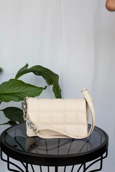 Beige schoudertas met plastic ketting voor dames