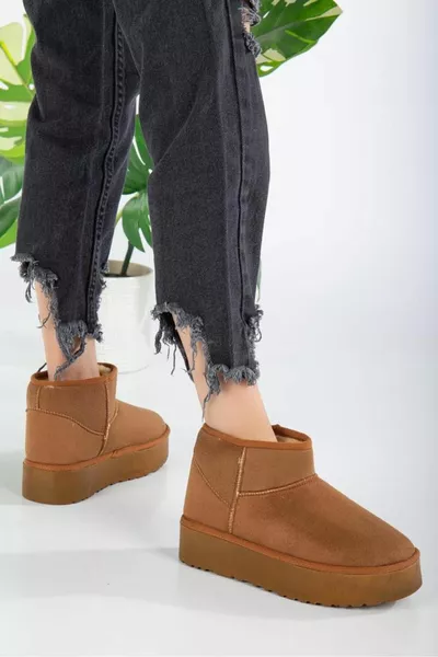 Пушистые женские мини сапоги на толстой подошве