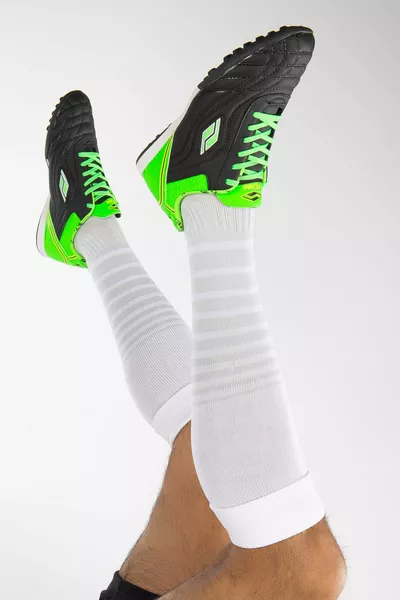 أحذية Astroturf مضمونة للجنسين