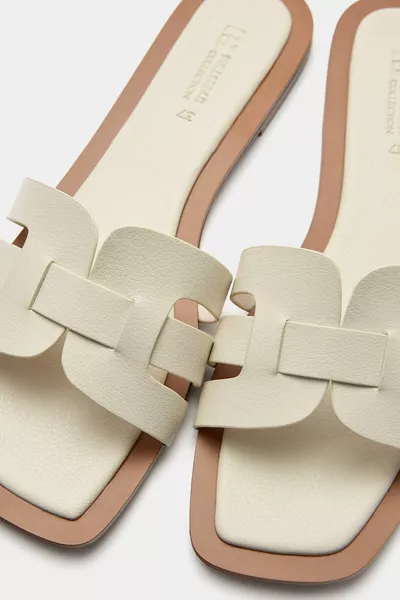 صندل مسطح بأشرطة مائلة