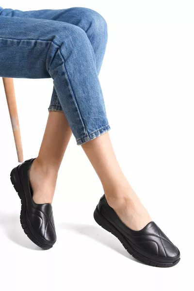 جلد طبيعي أسود نسائي أحذية جلدية عادية 