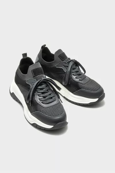 أحذية رياضية نسائية سوداء