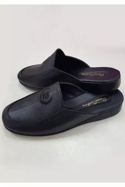 المهر والنعال المنزلية الجلدية عارضة