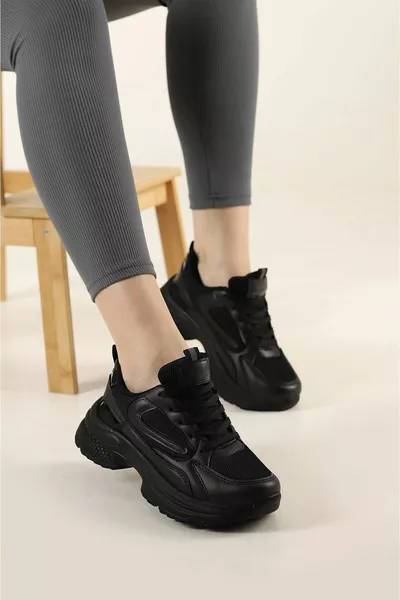 حذاء رياضي نسائي أسود عالي النعل