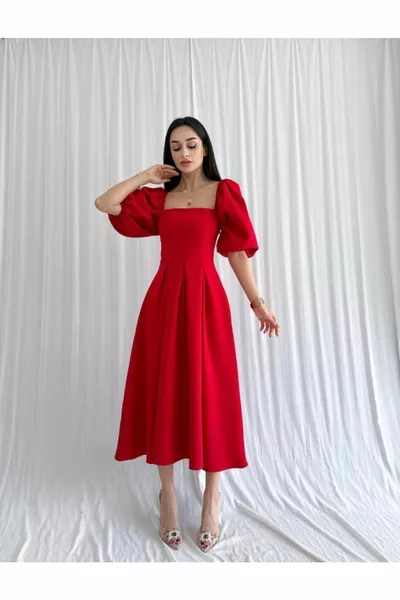 Robe mi-longue plissée à encolure carrée rouge