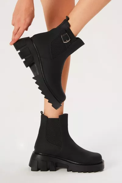 المرأة السوداء الجلد مطاط مشبك أحذية مريحة تناسب