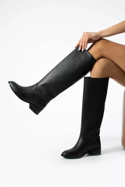 أحذية محارة سوداء واسعة Gess