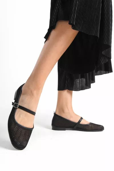 المرأة السوداء اللون عارضة الباليه الشقق