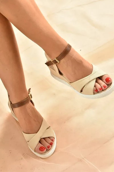 كعب كعب مبطن باللون البيج للسيدات 