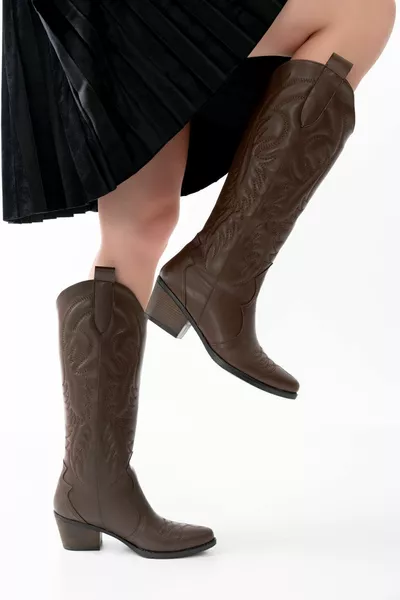 Stivali da cowboy alti ricamati in pelle marrone bruciata da donna