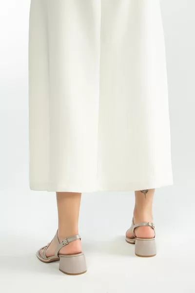 صنادل جلد طبيعي بكعب   مليار Ayk  للسيدات