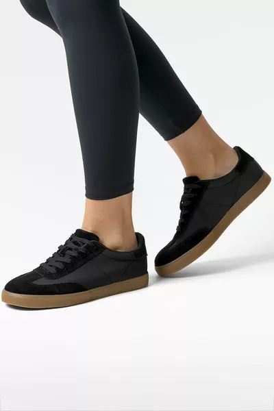 أحذية رياضية مجزأة