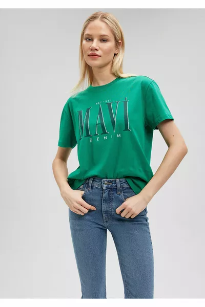 تي شيرت أخضر مطبوع بشعار عادي / قصة عادية 