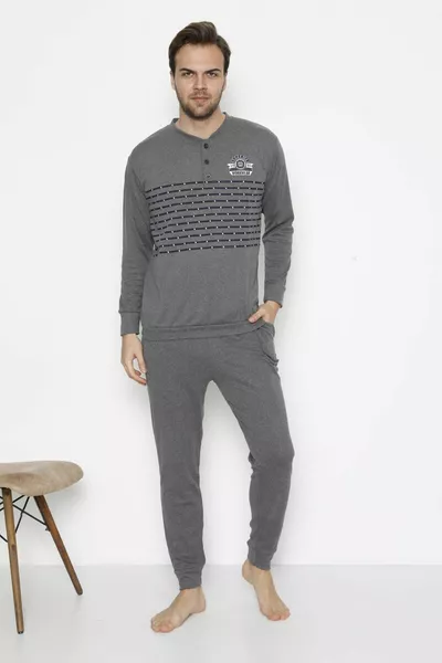 Men's long-sleeved winter pajama set with pockets and cuffs 