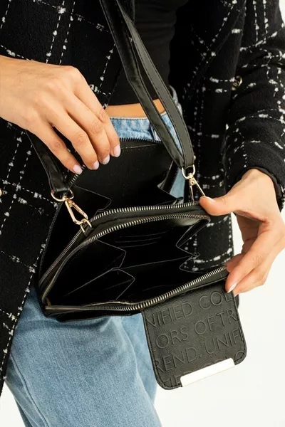 Черная женская сумка через плечо с отделением для телефона