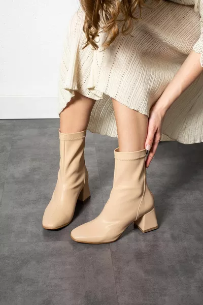 ليزا المرأة تمتد سستة الأحذية