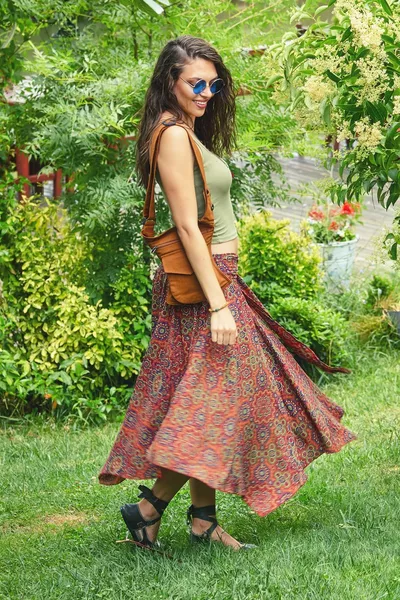 تنورة رثة ميدي واسعة مع ربطة خصر