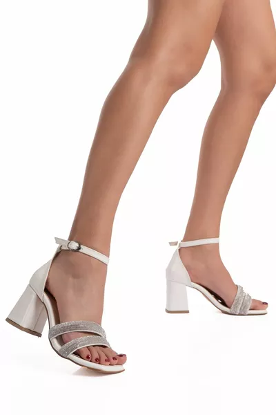 Женские вечерние платья из белой кожи на бретелях с камнями