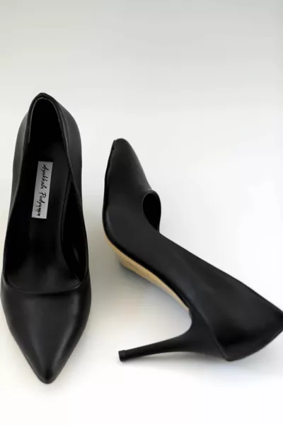 حذاء نسائي "خنجر" أسود - متوسط الحجم بكعب رفيع