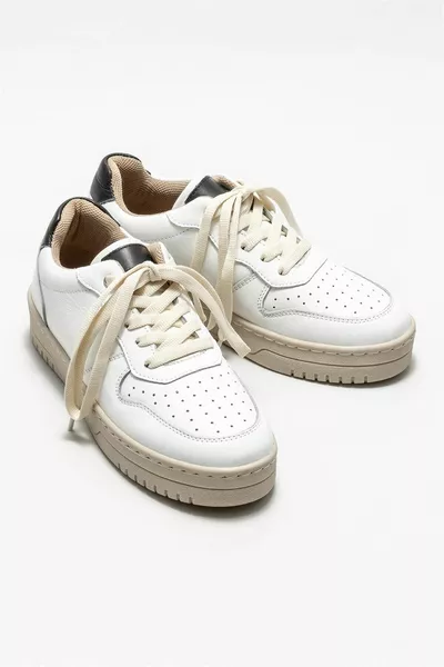 حذاء رياضي نسائي من الجلد الأبيض