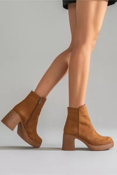 أحذية نسائية بكعب سميك