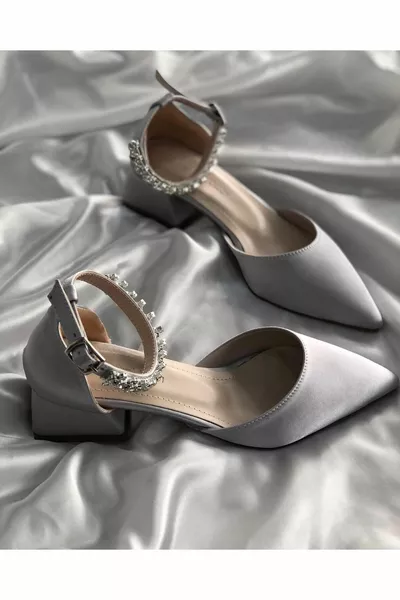 أحذية نسائية بكعب قصير من مادة الساتان مع أحجار الكاحل