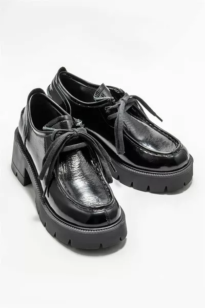 جلد أسود بكعب نسائي